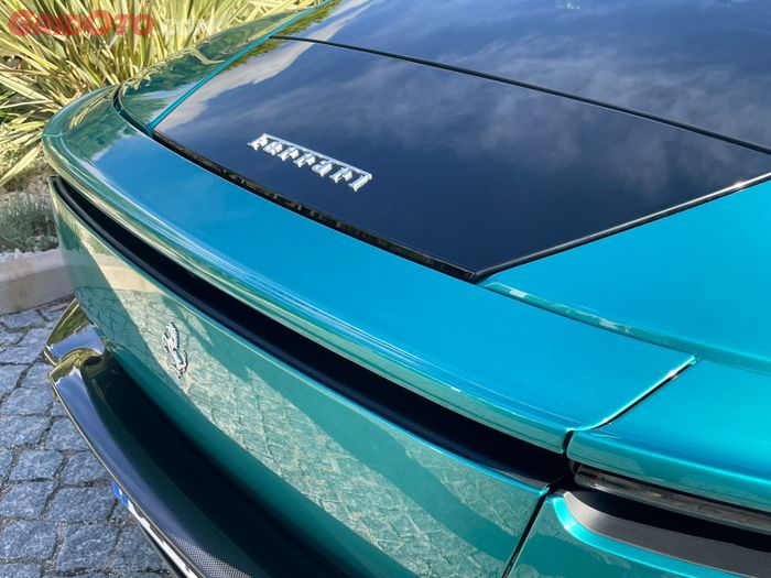 Spoiler belakang memberi tambahan downforce hingga 110 kg pada 250 km/jam