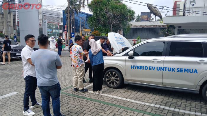 Kepala Cabang Auto2000 antusias melihat unit Veloz Hybrid