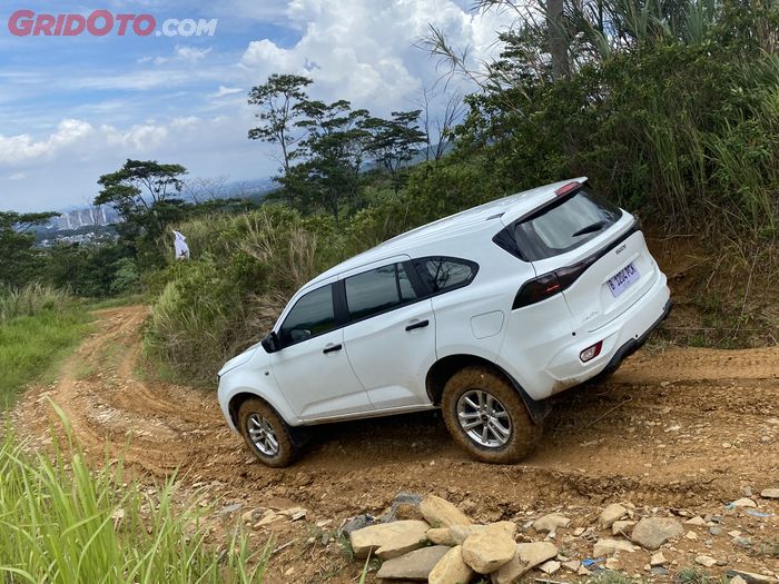 Isuzu MU-X terbantu ketika turun dari bukit lewat fitur Hill Descent Control.