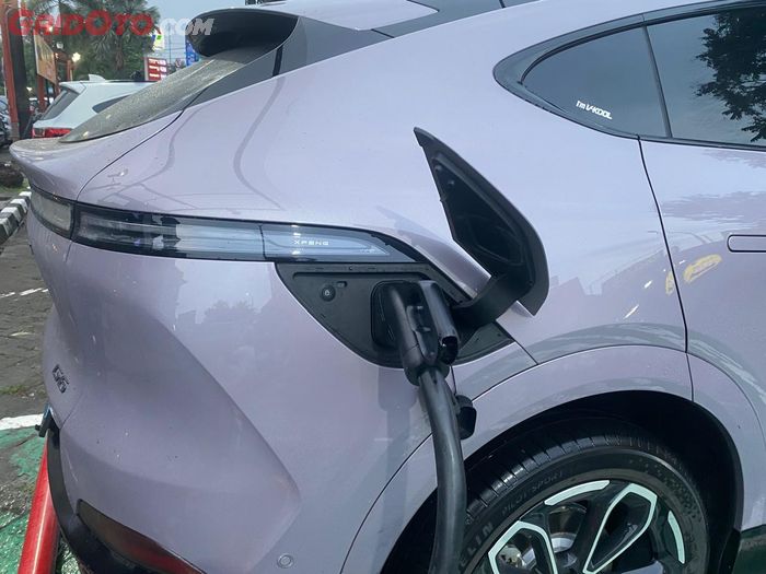 XPENG G6 Pro memiliki port CCS 2 yang sudah support dengan pengisian daya sampai 451 kW.