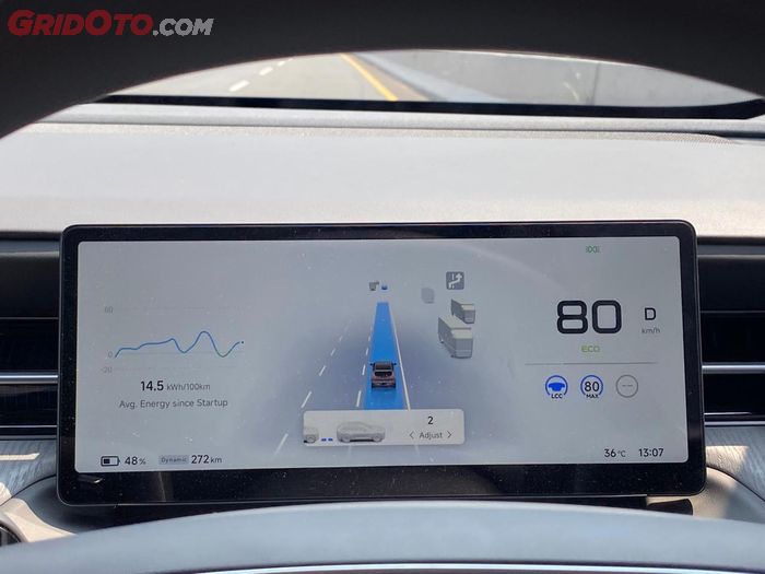 Saat perjalanan, XPENG G6 Pro sudah dapat XPILOT Adaptive Cruise Control dengan Lane Centering Control.