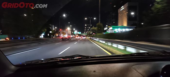 Ilustrasi berkendara malam hari