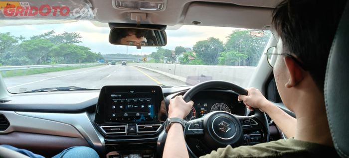 Ilustrasi mengemudi di jalan tol