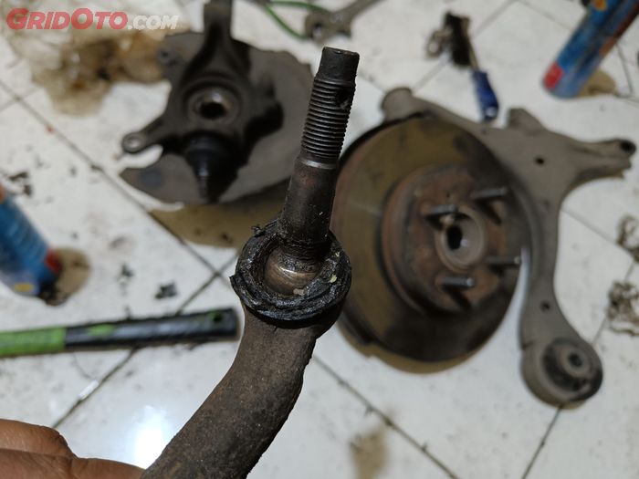 Kondisi tie rod yang mengalami keausan