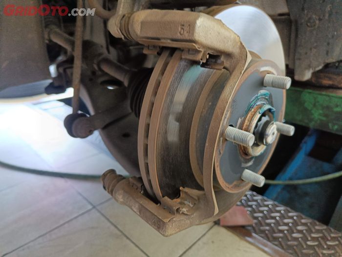 Ilustrasi perawatan rem mobil