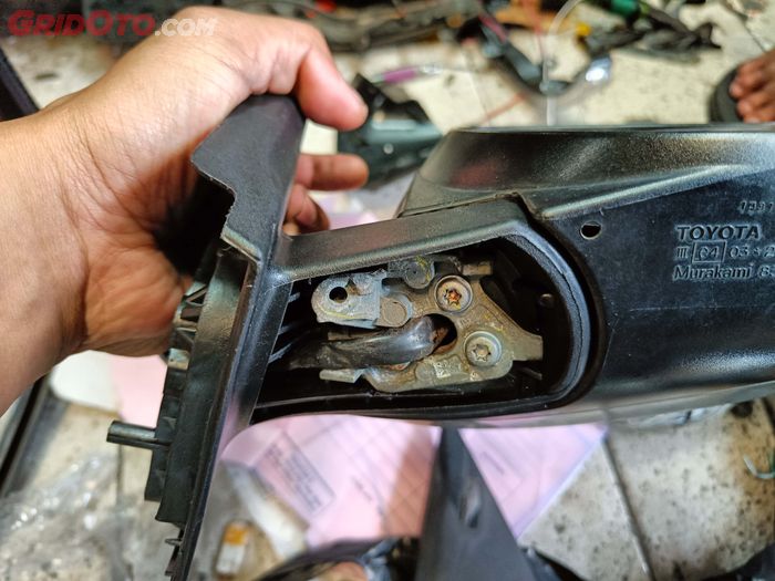 Kawat sling ditempatkan di bagian bawah spion mobil