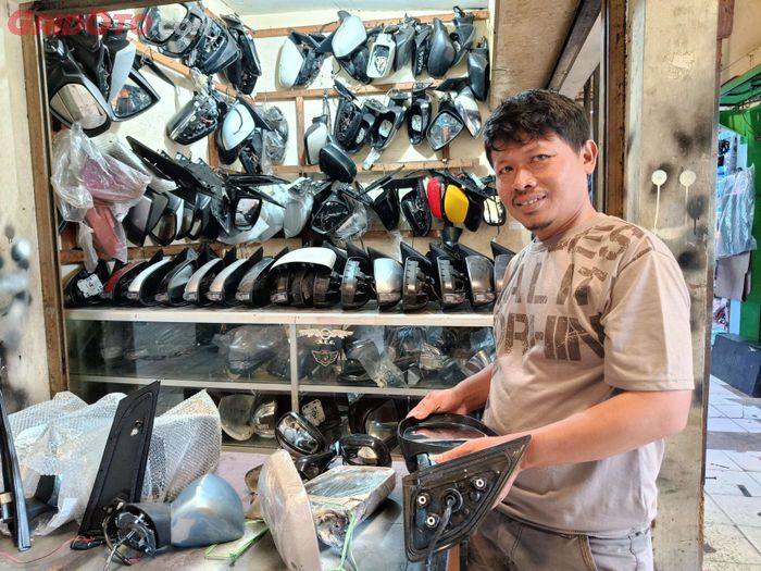 Ikin Sodikin pemilik bengkel Spion Beton