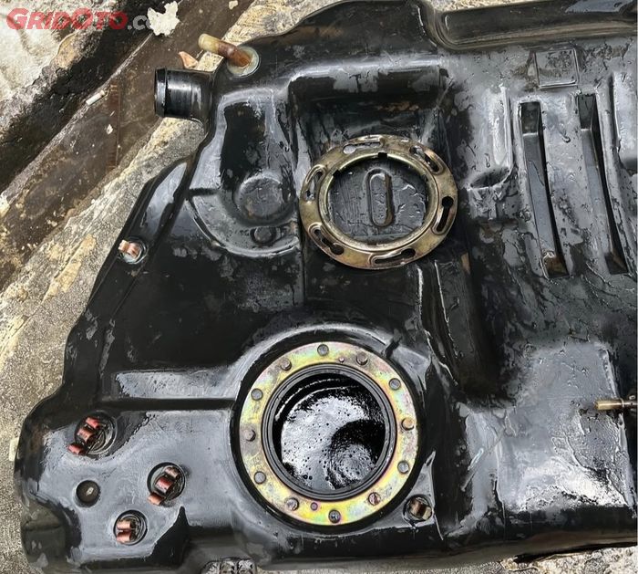 Kuras tangki bensin mobil