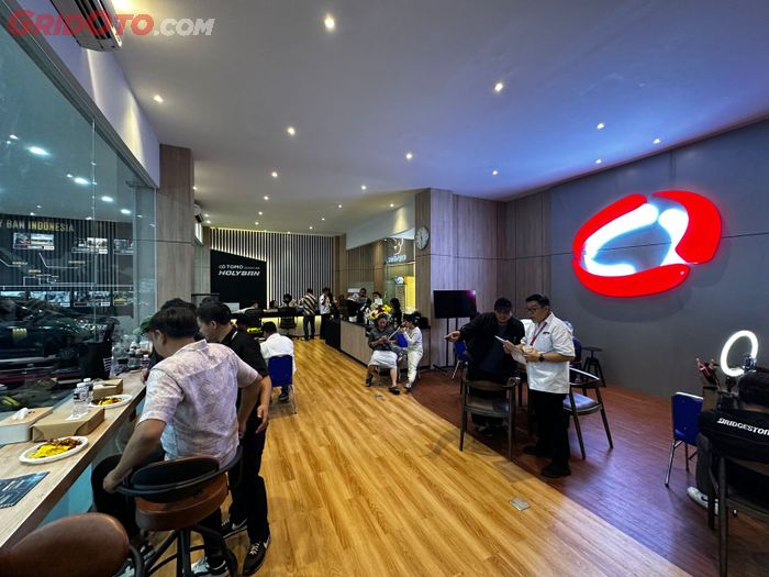 Ruang tunggu TOMO Signature Holy Ban