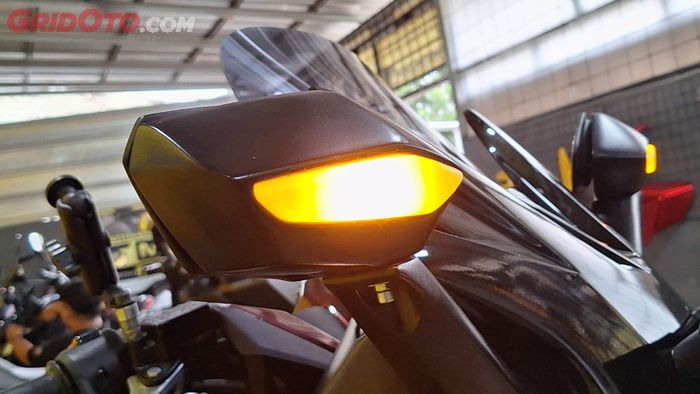 Spion di cover baby Forza besutan AF Motoshop dilengkapi dengan lampu sein 