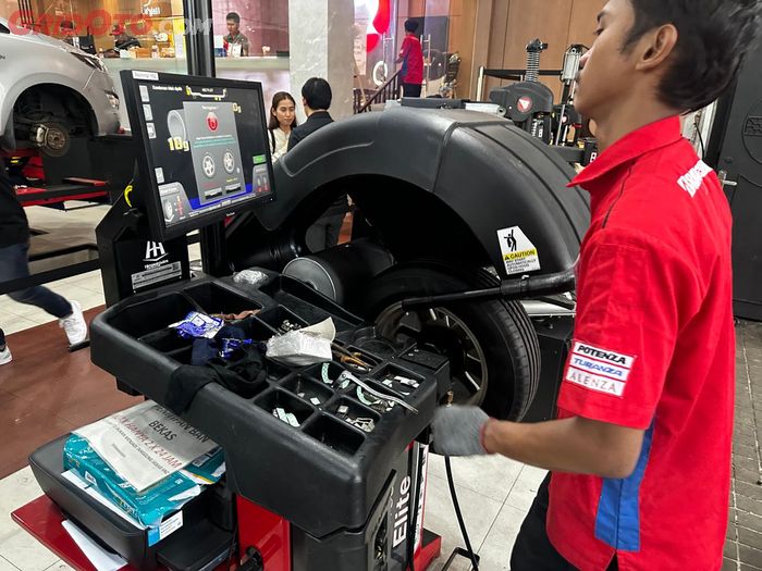 Ilustrasi proses balancing ban mobil di bengkel