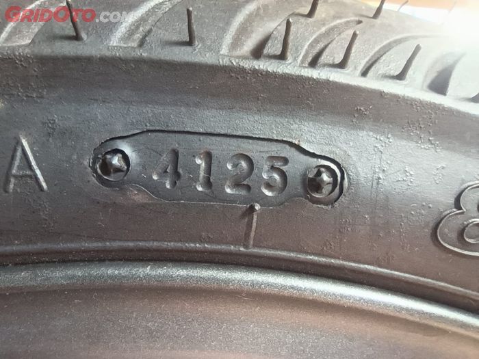 Ilustrasi kode ban motor