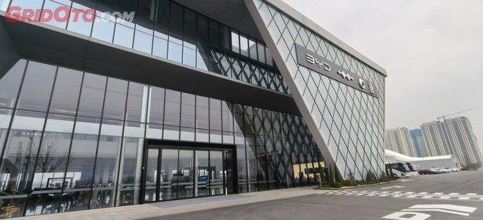 Tampak depan gedung utama sirkuit All Terrain BYD, Zhengzhou, Henan, Cina 