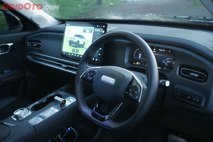 Interior depan BAIC BJ30 Hybrid AWD.