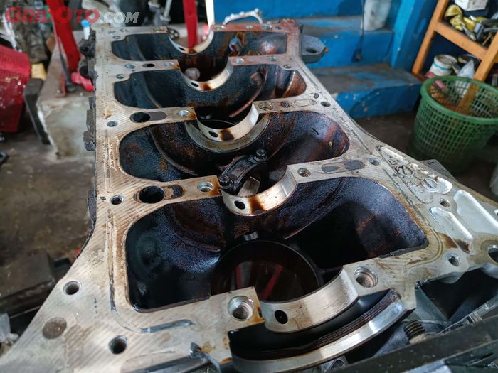 metal duduk mesin mobil