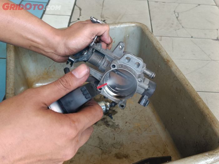 Bersihkan throttle body mobil dengan cleaner