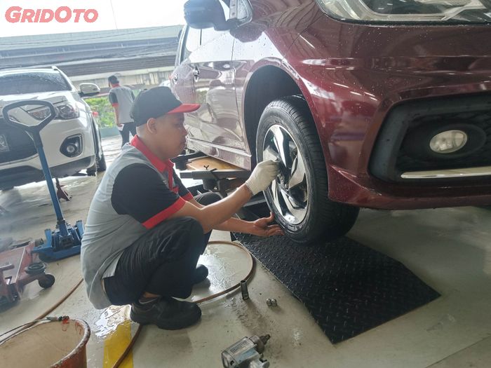 Pengecekan kaki-kaki mobil