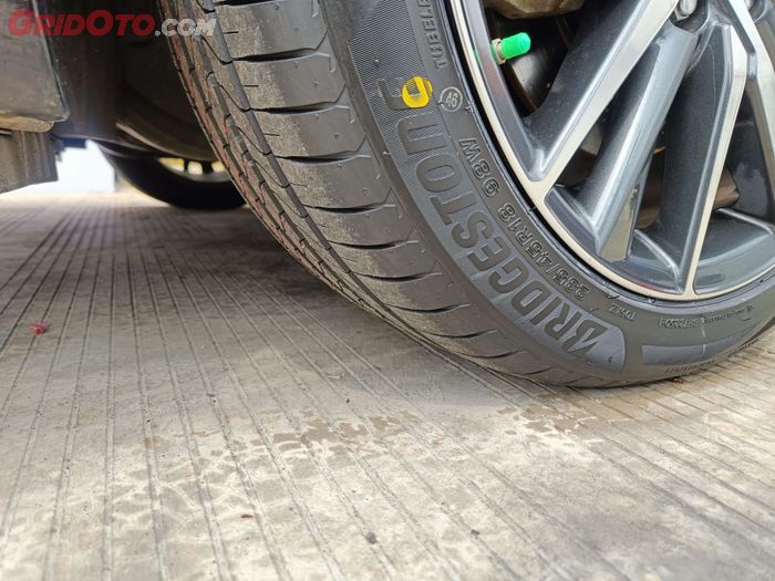 Ilustrasi ban mobil bekas