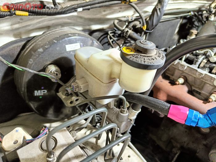 Tabung reservoir minyak rem