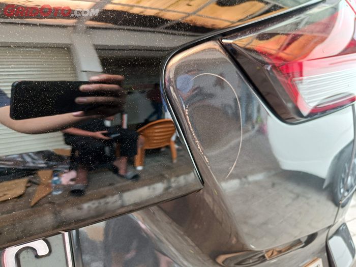 Ilustrasi bodi mobil yang penyok