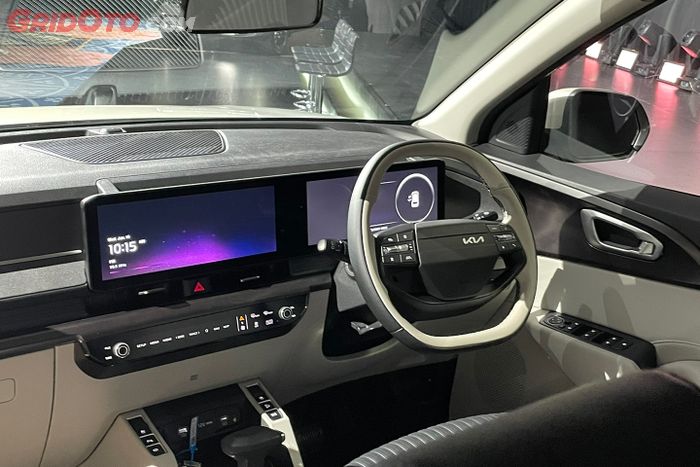Interior Kia Carens terbaru dengan sentuhan warna putih hitam.