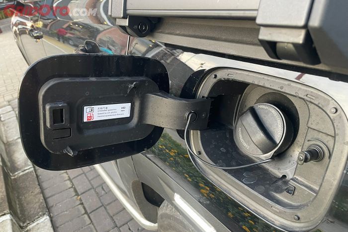 Tutup bensin BAIC BJ30 Hybrid menunjukkan kalau dia memakai BBM RON 92.