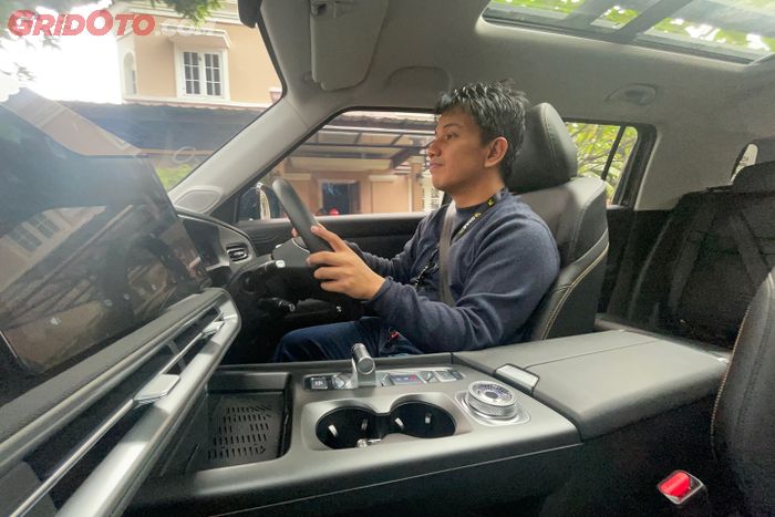 Posisi duduk dan mengemudi BAIC BJ30 Hybrid AWD cukup nyaman dan commanding.