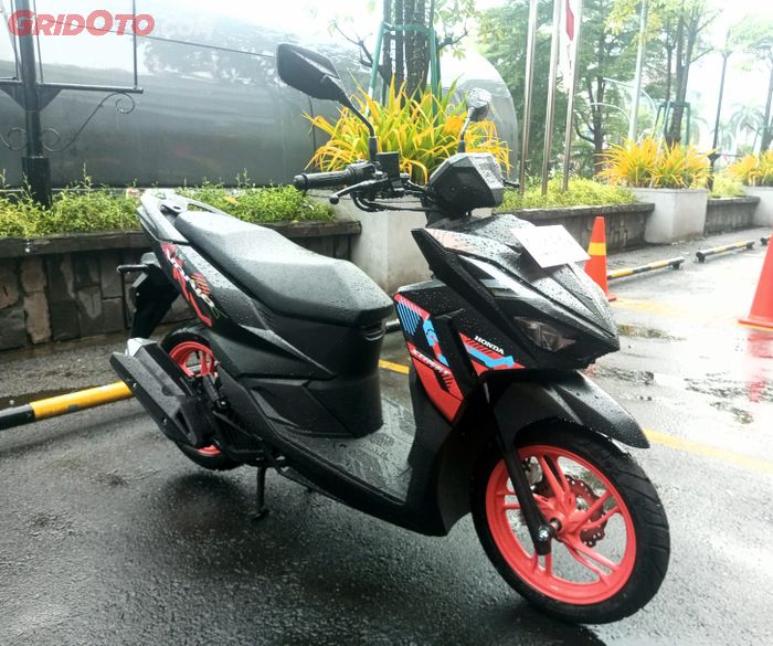 Panel instrumen Vario 125 Street tanpa visor terlihat besar