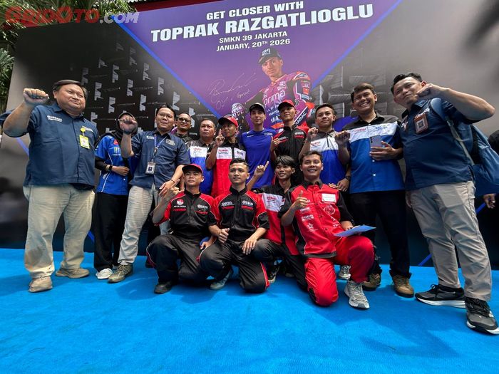 Pare pemenang Indonesia Technician Grand Prix (ITGP) juga dapat kesempatan foto bareng dengan Toprak Razgatlioglu