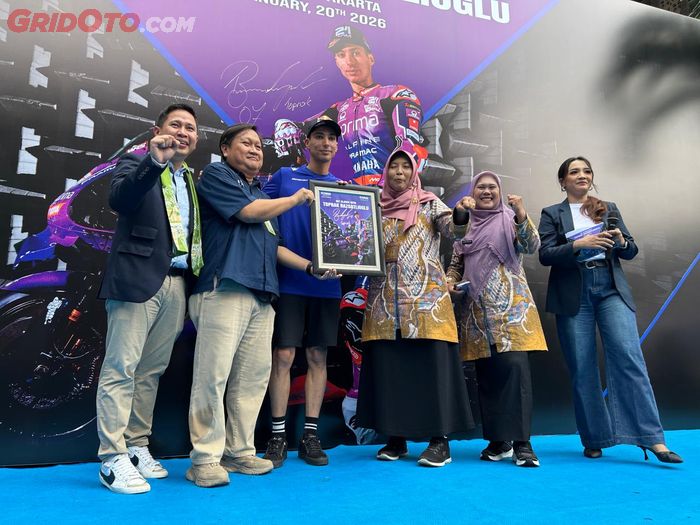 Toprak Razgatlioglu memberikan cinderamata kepada sekolah