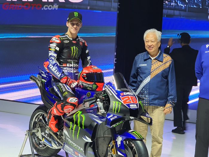 Fabio Quartararo (kiri) berada di atas YZF-M1 bersama dengan Dyonisius Beti,  President Director dan CEO PT Yamaha Indonesia Motor Manufacturing
