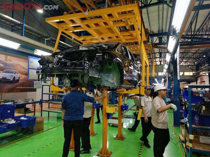 Proses perakitan Aletra L8 EV di pabrik PT Handal Indonesia Motor