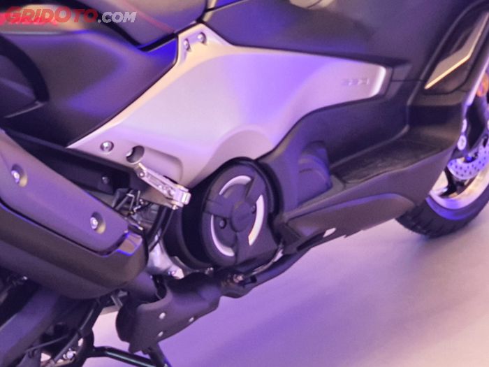 Transmisi CVT Yamaha TMAX DX berada di sebelah kanan 