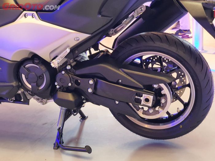 Dari girbox diteruskan ke roda belakang TMAX menggunakan rantai 