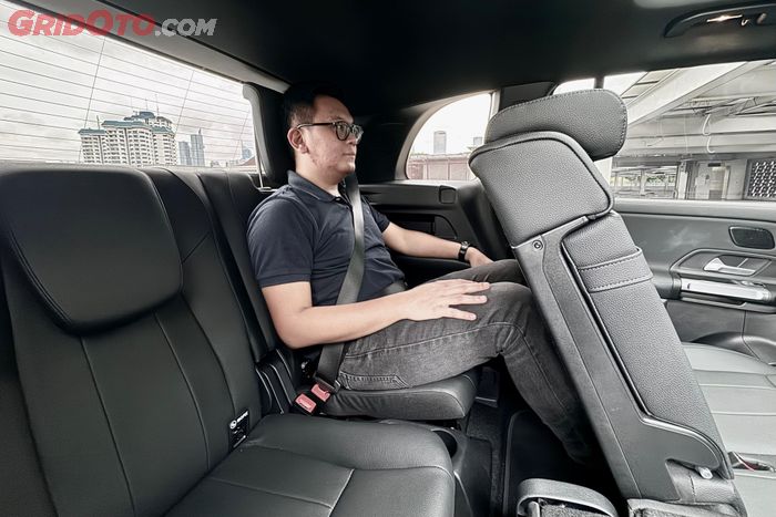 Jok baris ketiga Mercedes-Benz EQB 250+ masih cukup normal diduduki orang dewasa