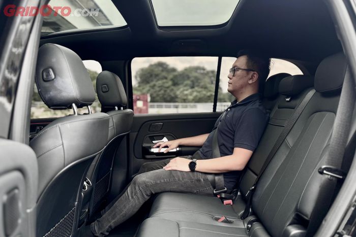 Jok baris kedua Mercedes-Benz EQB 250+ terasa lapang