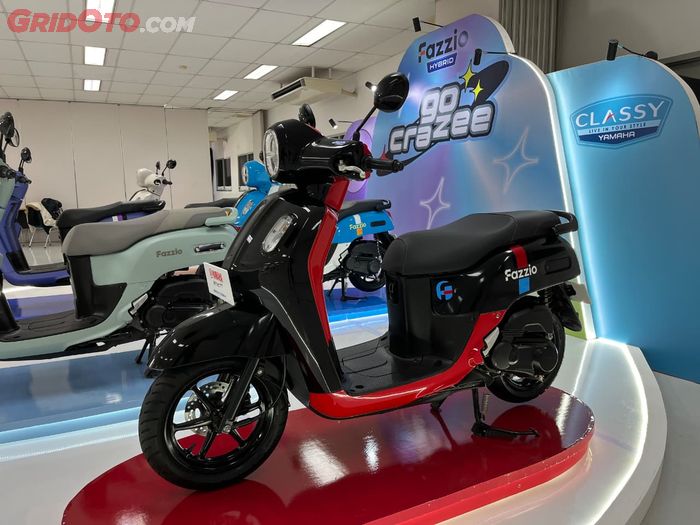 Yamaha Fazzio Hybrid 2026 yang warna Black-Red