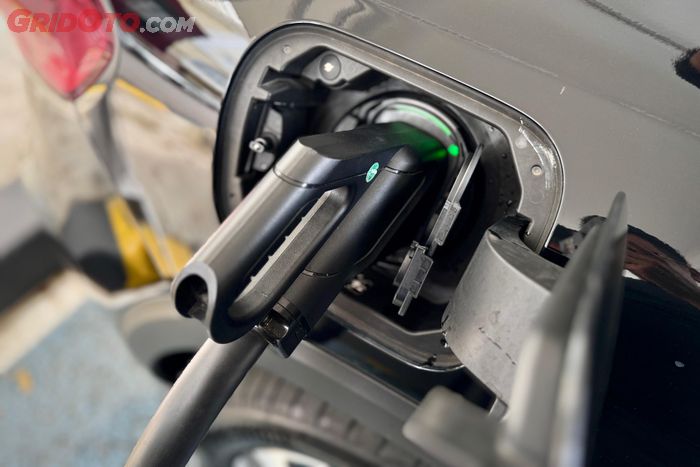 Soket charger AC Type 2 dan DC CCS2 Mercedes-Benz EQB 250+