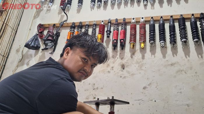 Fajar, Pemilik bengkel Berkah Fajar Motor, downsize sokbreker motor yang aman buat perempuan maksimal 3 sampai 4 cm 