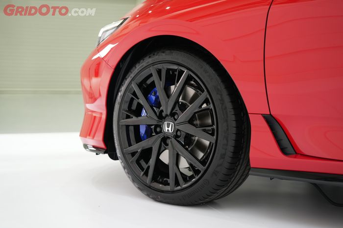 Kaliper rem biru dengan cakram 350 mm menghiasi roda depan Honda Prelude