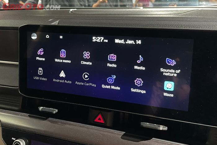 Close up head unit Kia Carens terbaru.