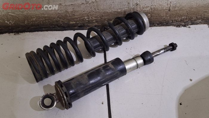 Servis sokbreker belakang motor 