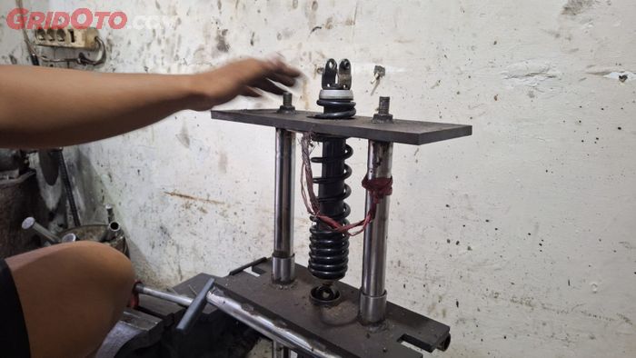 Servis sokbreker belakang motor 