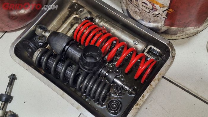 Biaya servis sokbreker motor di bengkel spesialis 