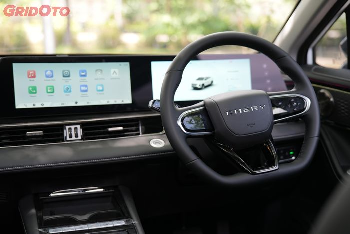 Setir flat bottom dan jok semi bucket membuat posisi mengemudi Chery C5 CSH terasa sporty