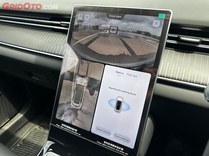 Tampilan layar Automatic Parking Assist Lepas L8