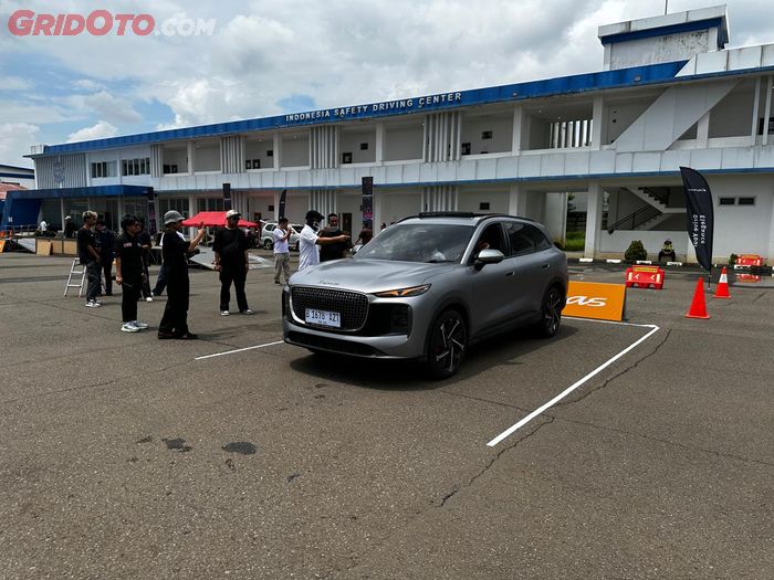 Demonstrasi parkir otomatis Lepas L8