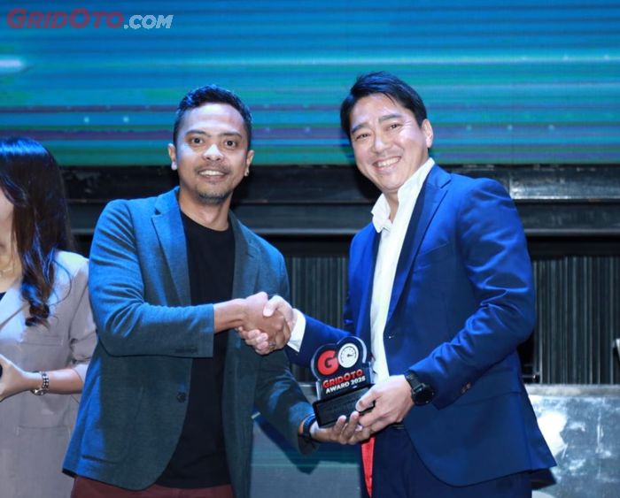 Kazuto Azuma (kanan), Director of Product Service &amp; Branding Strategy Division MMKSI, saat menerima penghargaan GridOto Award 2025 untuk Destinator