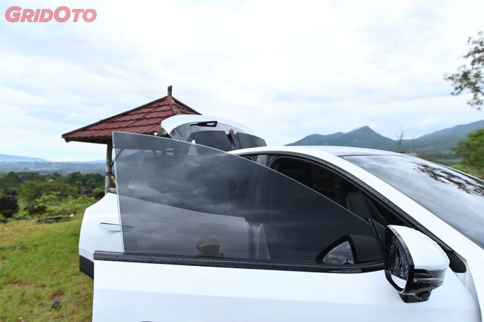 Pintu frameless berpadu kaca lapis 2 yang istimewa