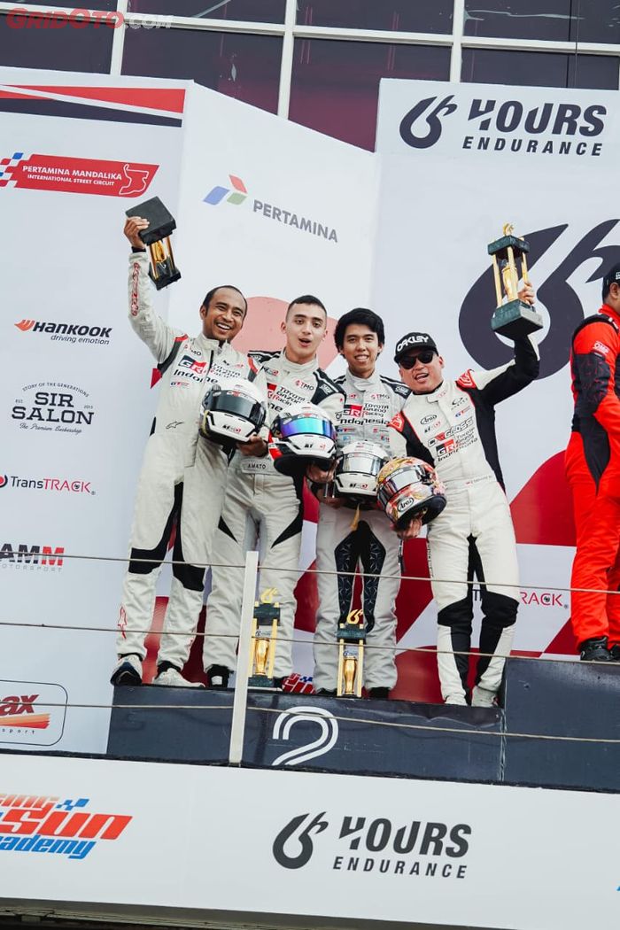 Formasi tim Cargloss Racing Team saat berdiri di podium Pertamina 6 Hours Endurance Mandalika 